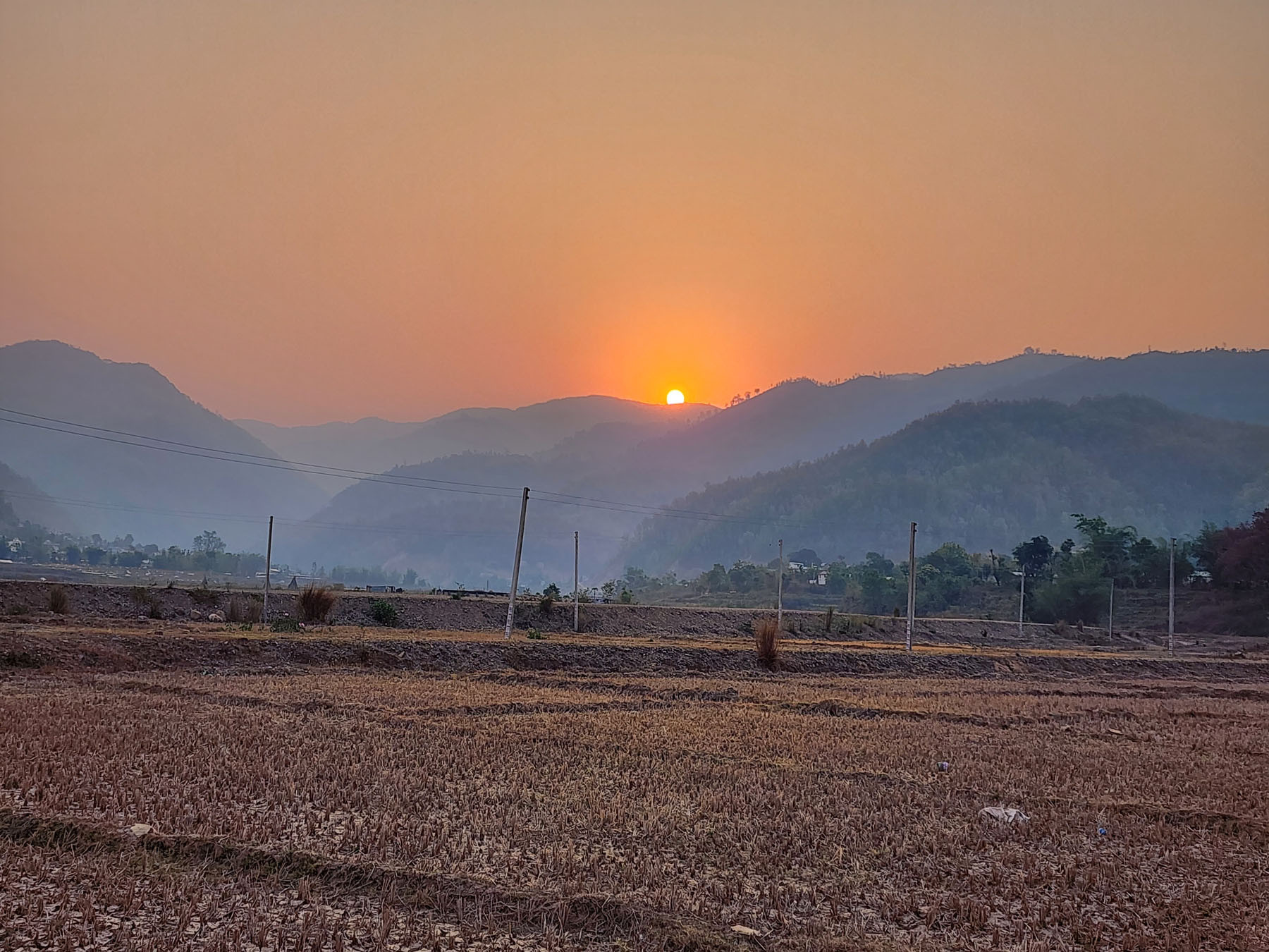 धिमधिमे लेकबाट दाङ उपत्यकामा उदाउँदै गरेको सूर्य