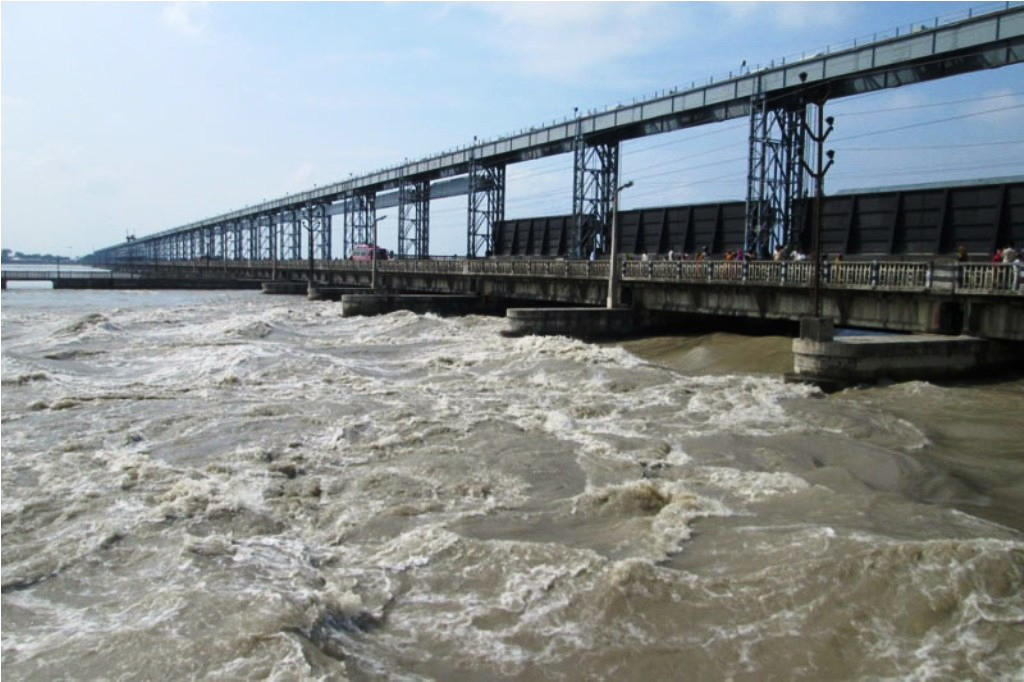 सप्तकोसी नदीमा पानीको बहाव बढ्दै, २७ ढोका खोलिए