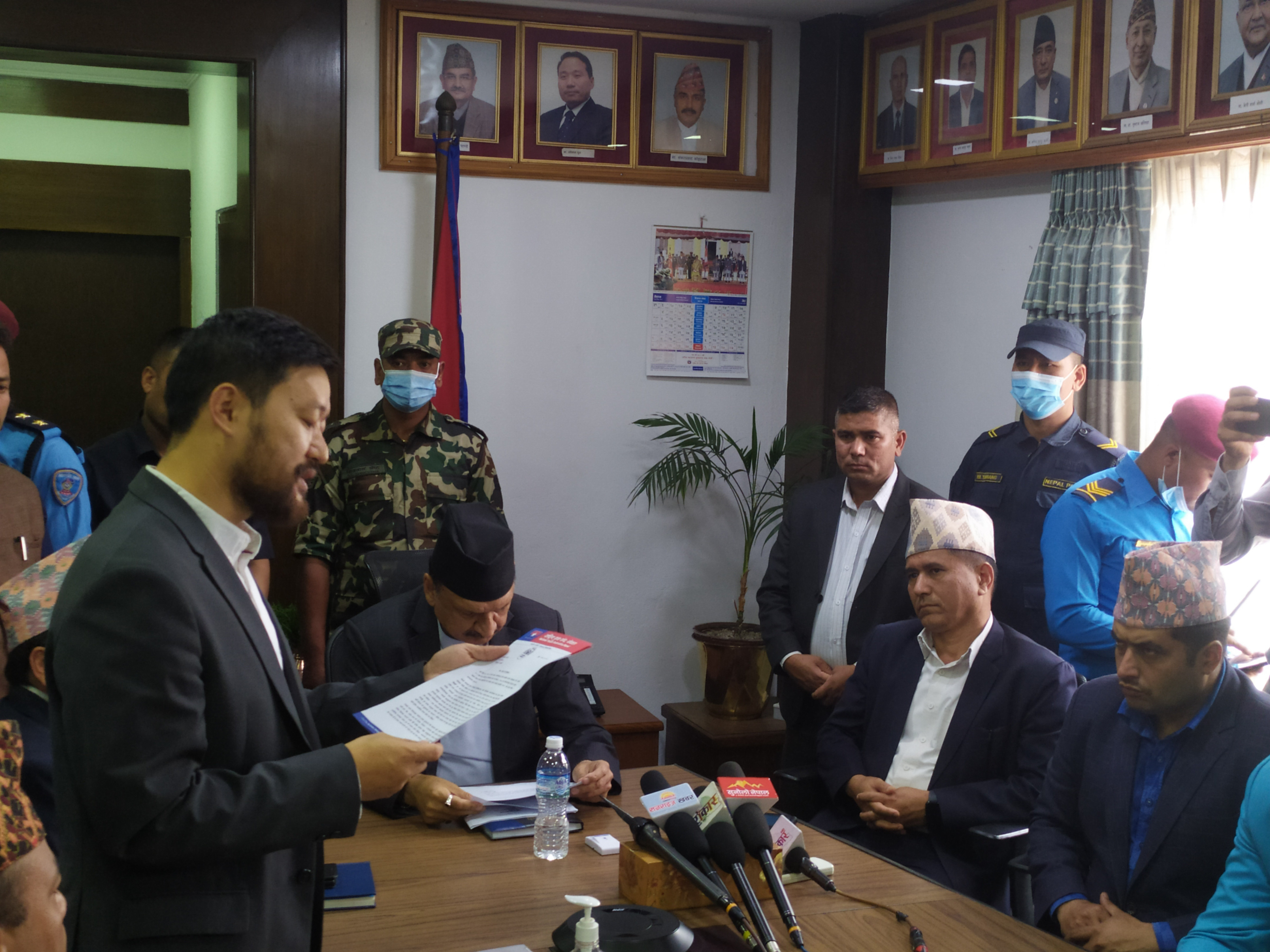 अयोग्य लडाकुलाई पैसा बाँड्ने विषय मलाई जानकारी छैन: अर्थमन्त्री महत