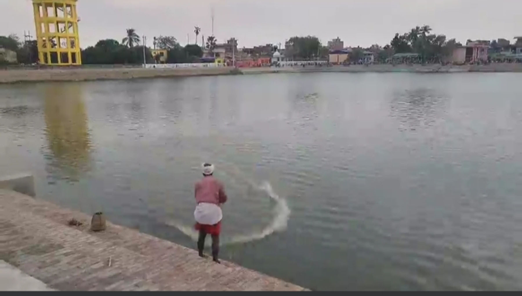 जाल फ्याकेर माछा मारिँदै