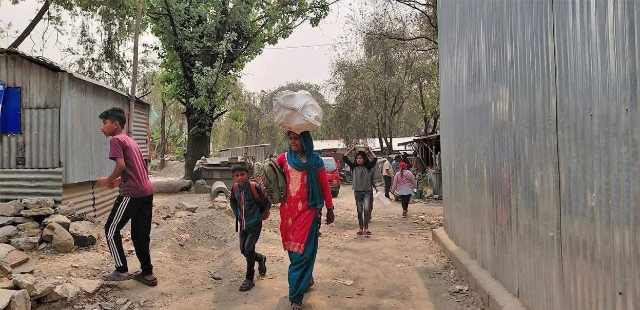 प्रधानमन्त्रीको निर्देशनपछि थापाथलीका सुकुम्बासीले खाली गर्न थाले बस्ती (तस्वीरहरू)