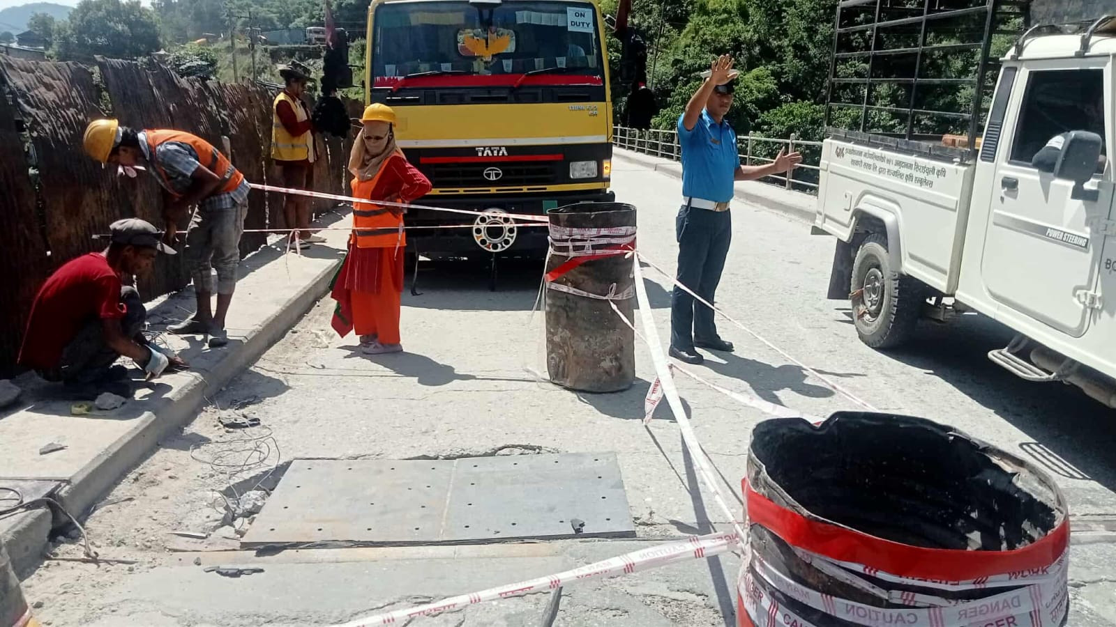पुलमा प्वाल परेपछि पृथ्वी राजमार्ग एकतर्फी