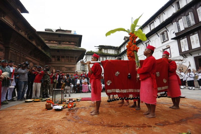 आज नवरात्रको सातौँ दिन  : दसैँघरमा भित्र्याइँदै फूलपाती