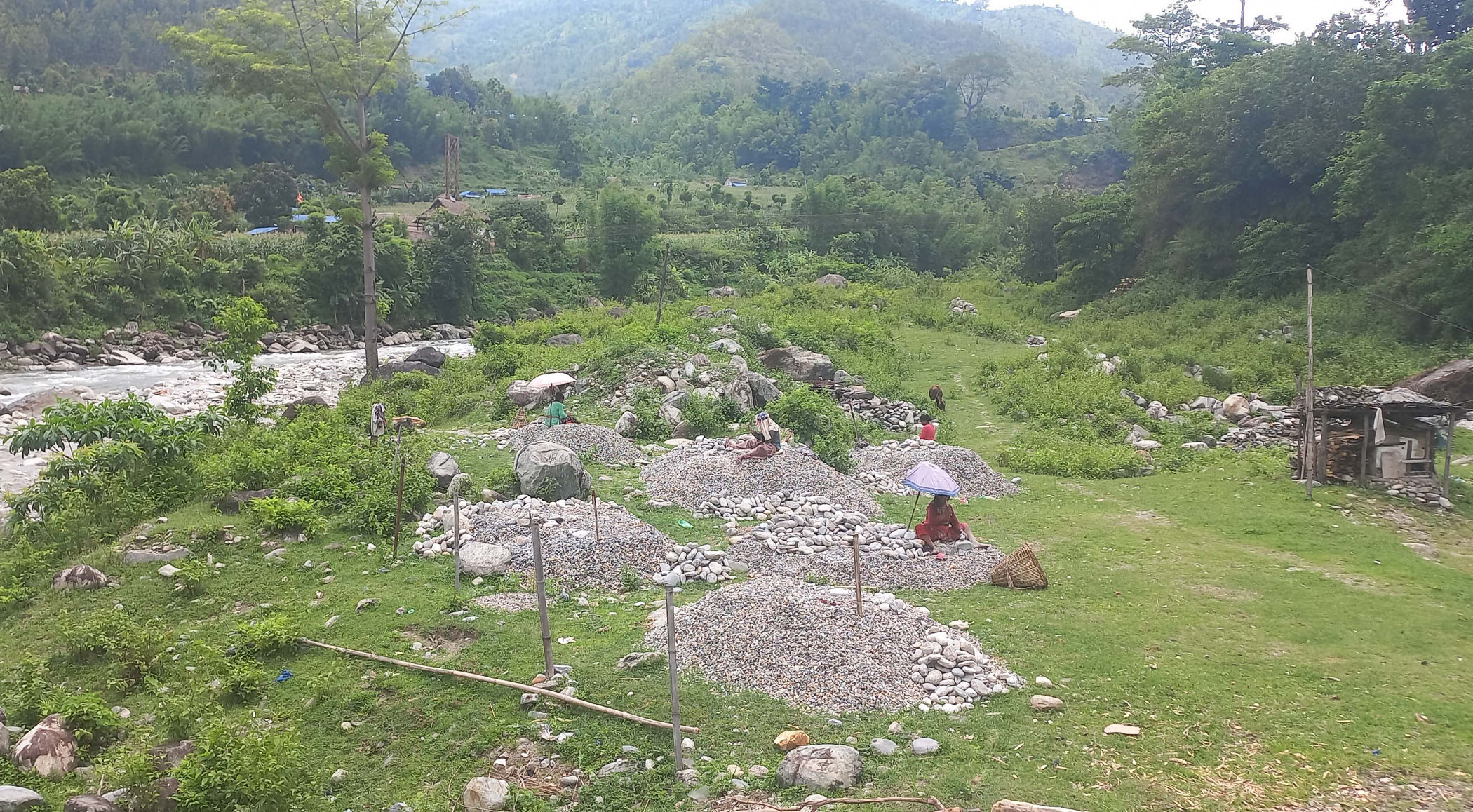 रावाखोला फाँटमा गिटी कुट्दै महिला