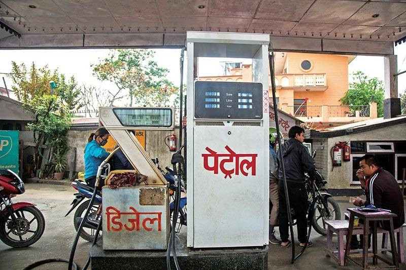 आजदेखि बढ्यो डिजेल, पेट्रोल र खाना पकाउने ग्यासको मूल्य