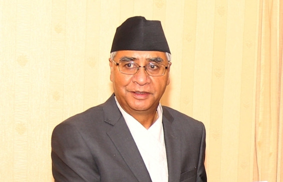 कांग्रेस सभापति शेरबहादुर देउवाले उपसभापति र महामन्त्रीहरूसँग छलफल गर्दै