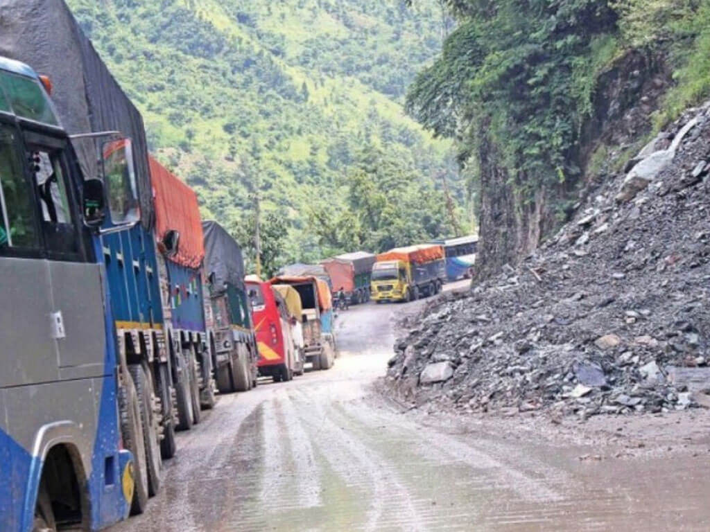 मुग्लिन सडकखण्डको जलवीरेमा खसेको पहिरो पन्छाएर करिब तीन घण्टापछि यातायात खुल्यो