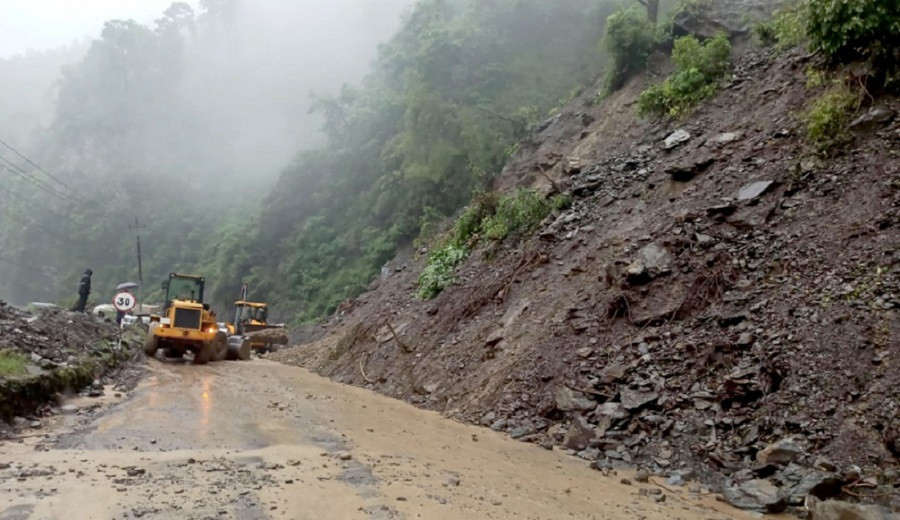 सडकको अवस्था बुझेरमात्रै लामो यात्रामा निस्किन नेपाल प्रहरीको अनुरोध