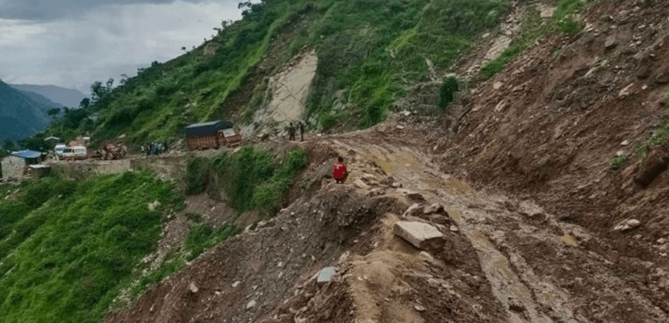बाढी पहिरोका कारण हाल तीन सडक अझै अवरुद्ध