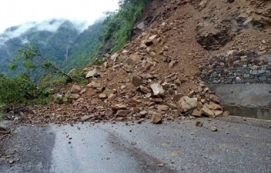 पहिरोले उत्तर–दक्षिण कोशी राजमार्ग अवरुद्ध