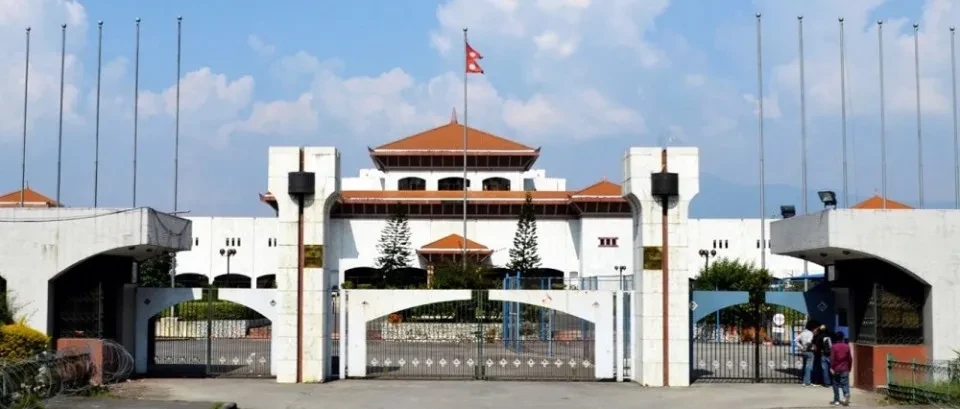 १५ मिनेट नबित्दै प्रतिपक्ष र सत्तापक्ष सांसदद्वारा प्रतिनिधिसभा बैठक अवरुद्ध
