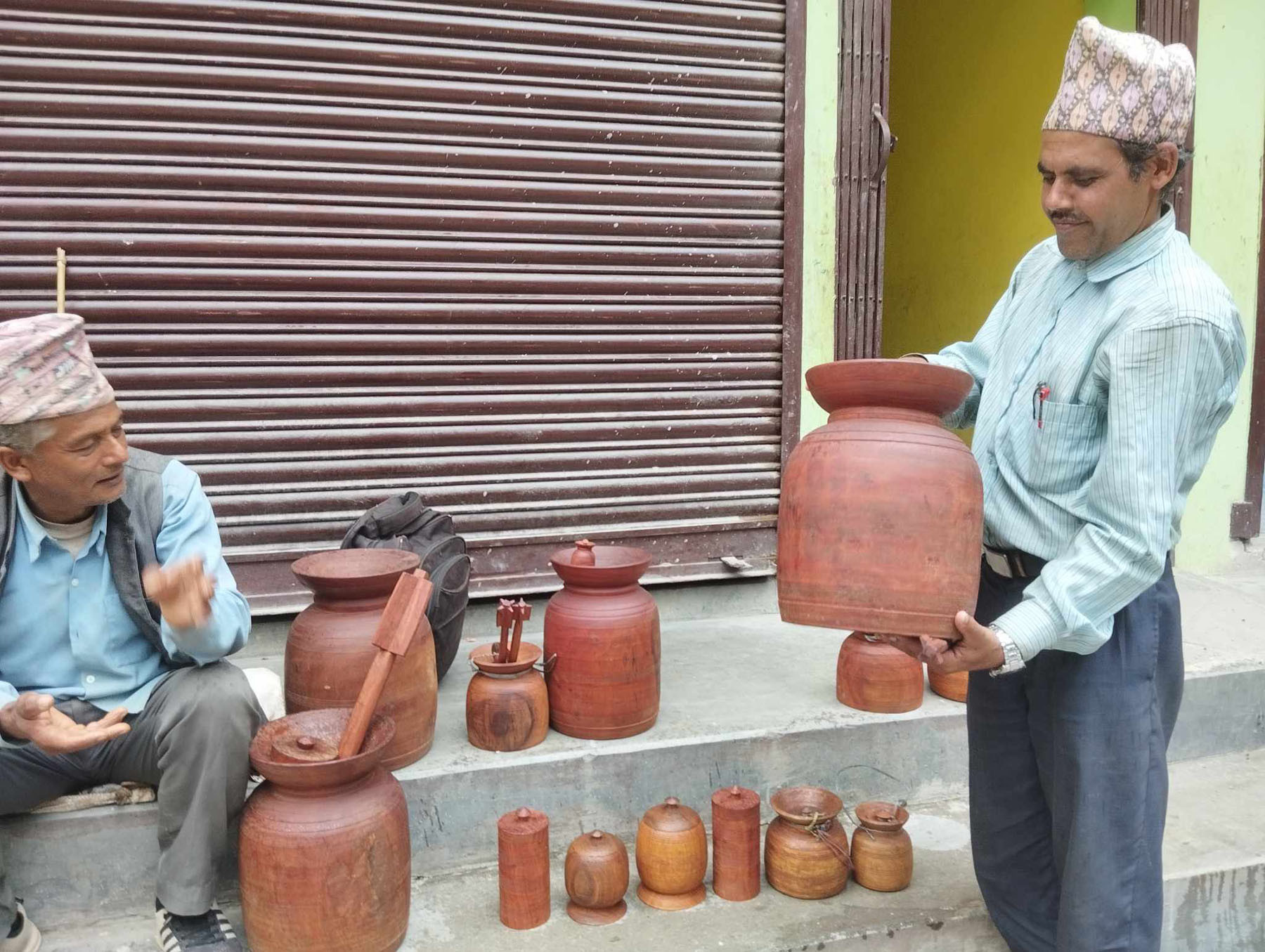 दारको ठेको हेर्दै ग्रहाक