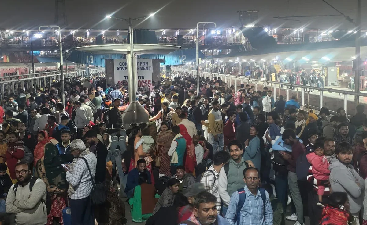 नयाँ दिल्ली रेलवे स्टेसनमा भएको भागदौडमा १८ जनाको मृत्यु