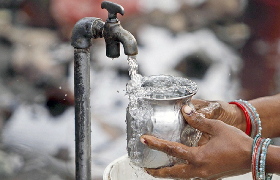 एक ज्ञापनपत्र बुझाउँदै खानेपानी संस्थाहरू करमुक्त गर्न महासंघको माग