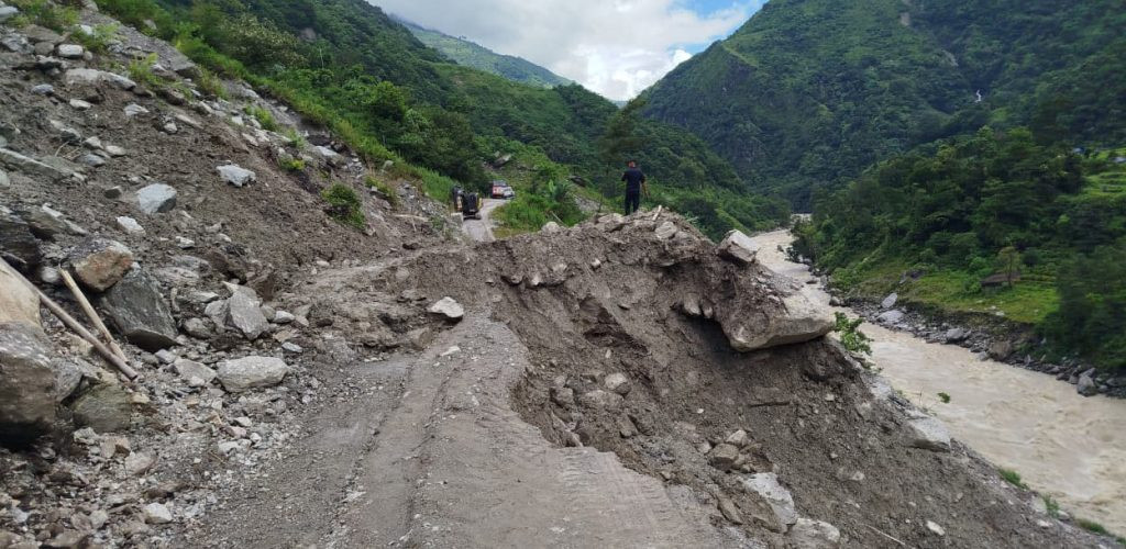 अवरुद्ध खाँदबारी–किमाथाङ्का सडकखण्ड सोमबार साँझदेखि पुनः सञ्चालनमा