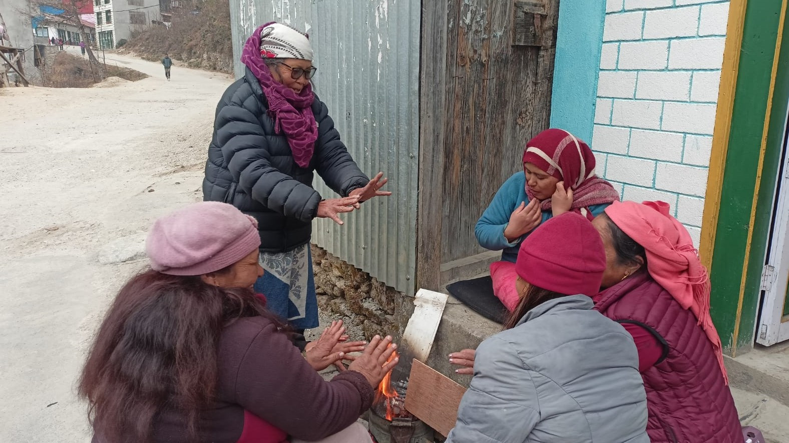 चिसोले सोलुको जनजीवन प्रभावित : खुम्बुक्षेत्र सुनसान, पाइपमा पानी जम्‍न थालेपछि आपूर्तिमा समस्या