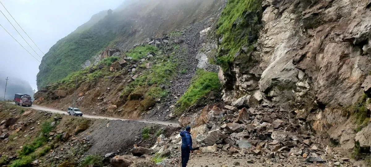 बेनीदेखि मुस्ताङको जोमसोम जोड्ने सडकखण्डमा रातको समयमा सवारी आवागमन बन्द