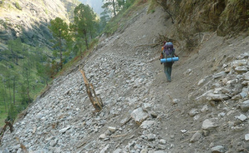 पदमार्ग पहिराले बगायो