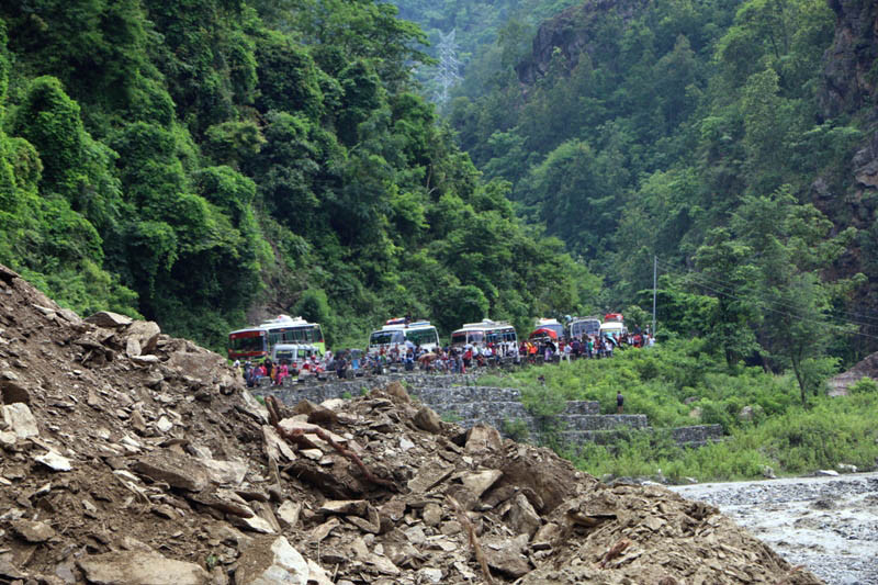 मनसुन भित्रिएसँगै कोशीमा भारी वर्षा: राजमार्ग बगायो