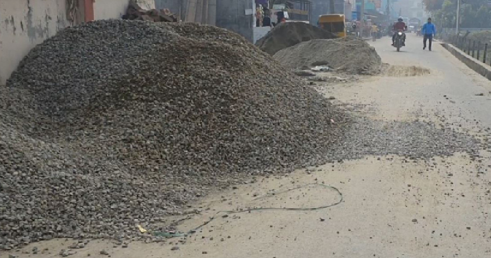 सडक निर्माणका लागि थुपारेको गिट्टीमा मानिसको टाउको भेटियो