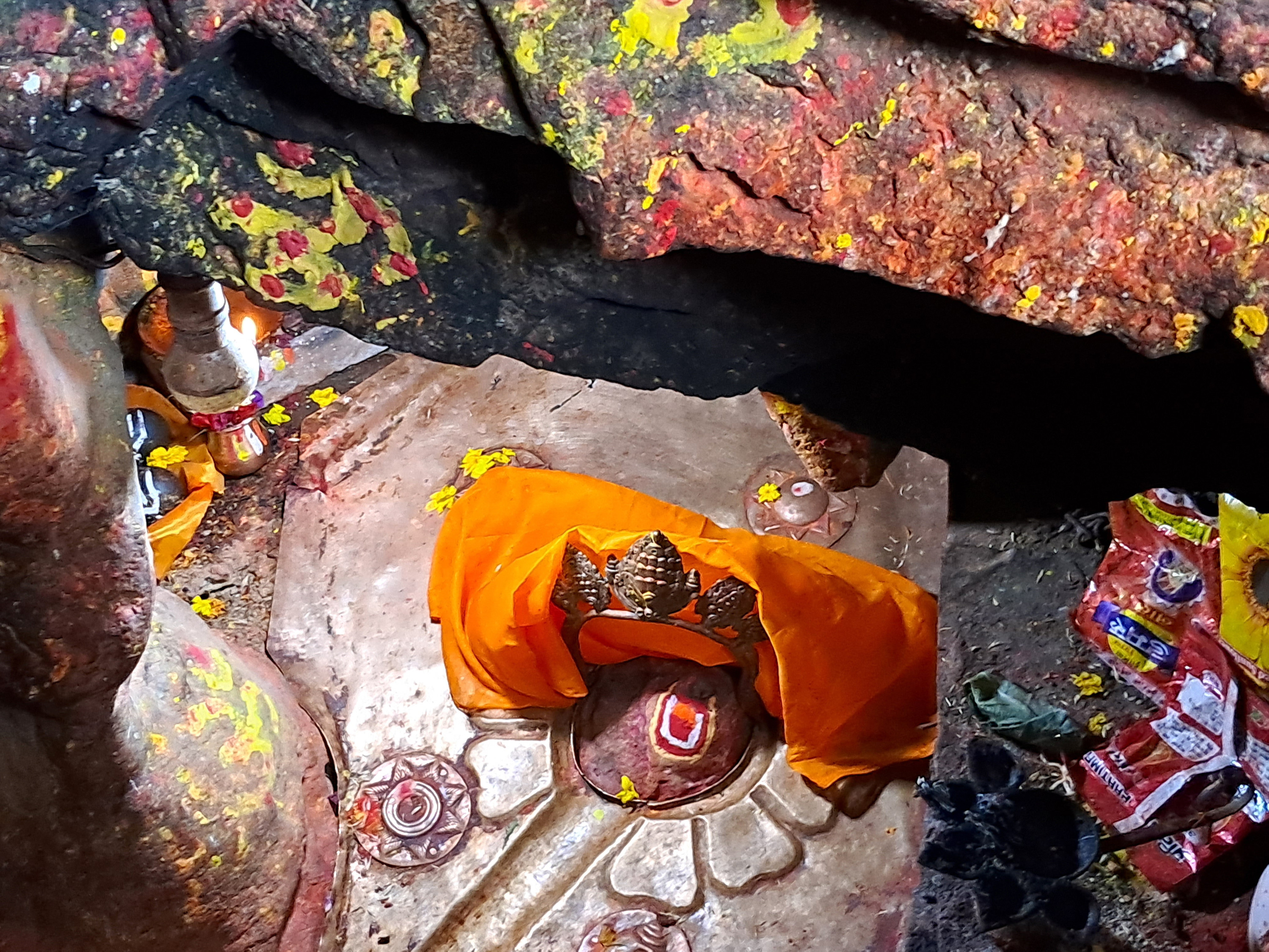 विशङ्खुनारायण मन्दिरस्थित गुफा भित्रको मूर्ति