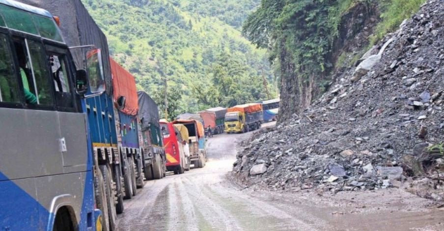 नारायणगढ-मुग्लिन सडक ५४ घण्टा अवरुद्ध भएपछि पुनः सञ्चालनमा