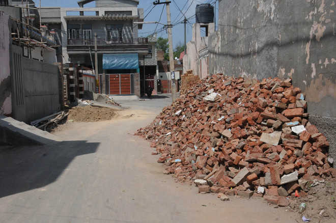 सडकमा निर्माण सामग्री छाड्नेलाई कारबाहीको चेतावनी