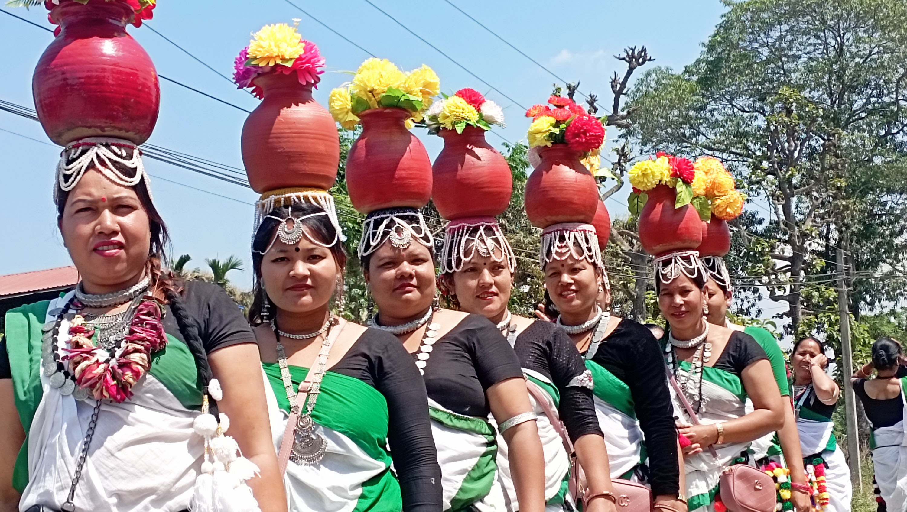 पर्यटन मार्ग उद्घाटनमा थारु महिला