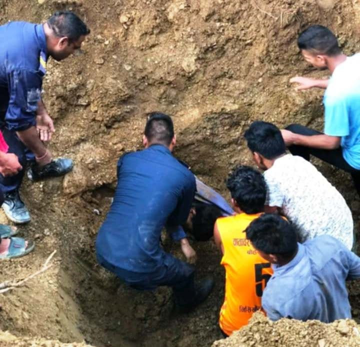 घरको जग खन्ने क्रममा माटोको ढिस्कोले पुरिएर दुई जनाको मृत्यु