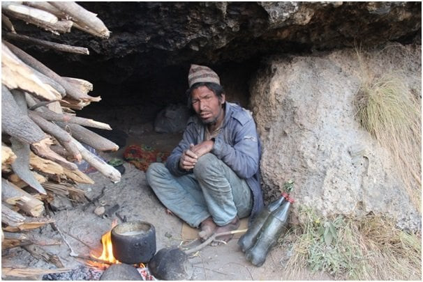 एक वर्षदेखि ओढारको बास- 'चिसो हावा सिधैँ ओढारभित्र छिर्छ, रातमा चितुवाको डर छ'